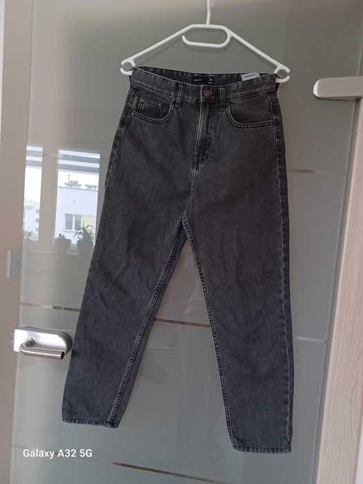 q13. Spodnie szersza nogawka Mom Fit marki Sinsay rozmiar 34.