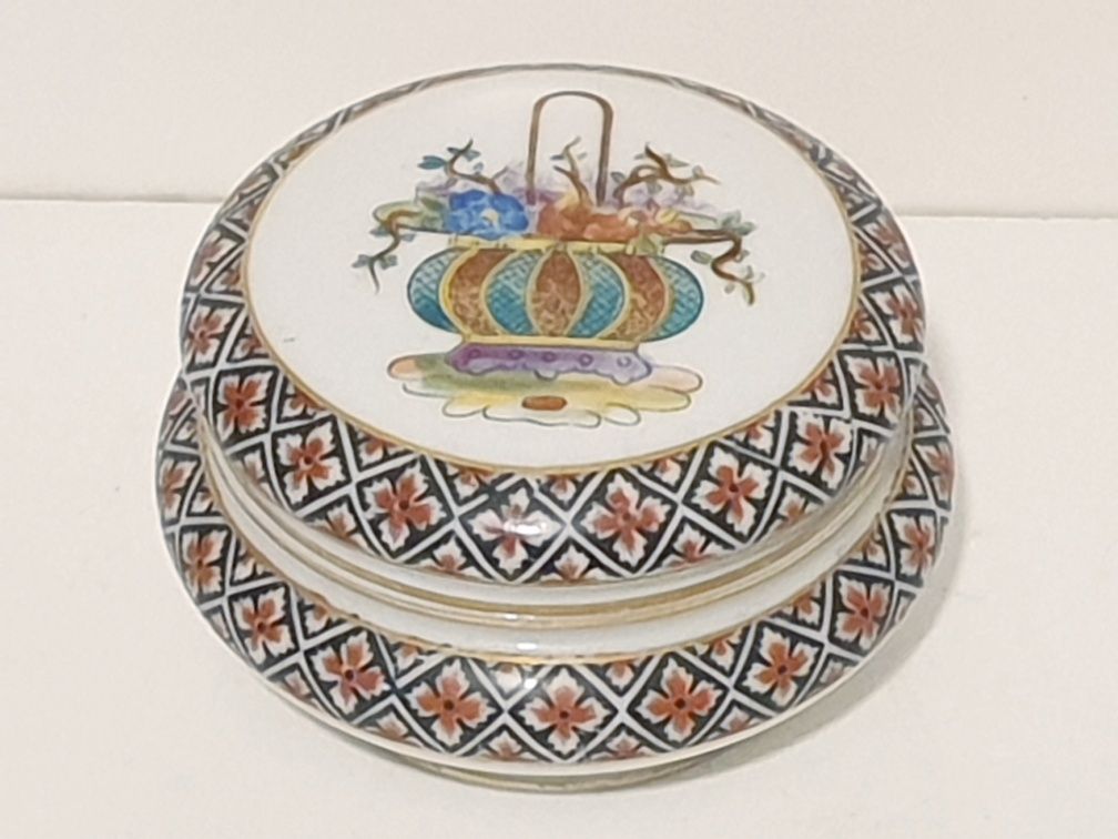 Linda caixa em porcelana francesa Limoges pintada à mão