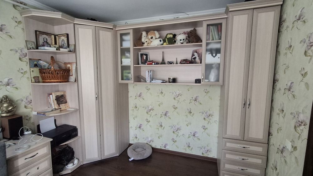 Продається шкаф на всю стіну.