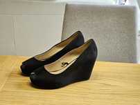 Buty na koturnie wyjściowe czarne nr 39.