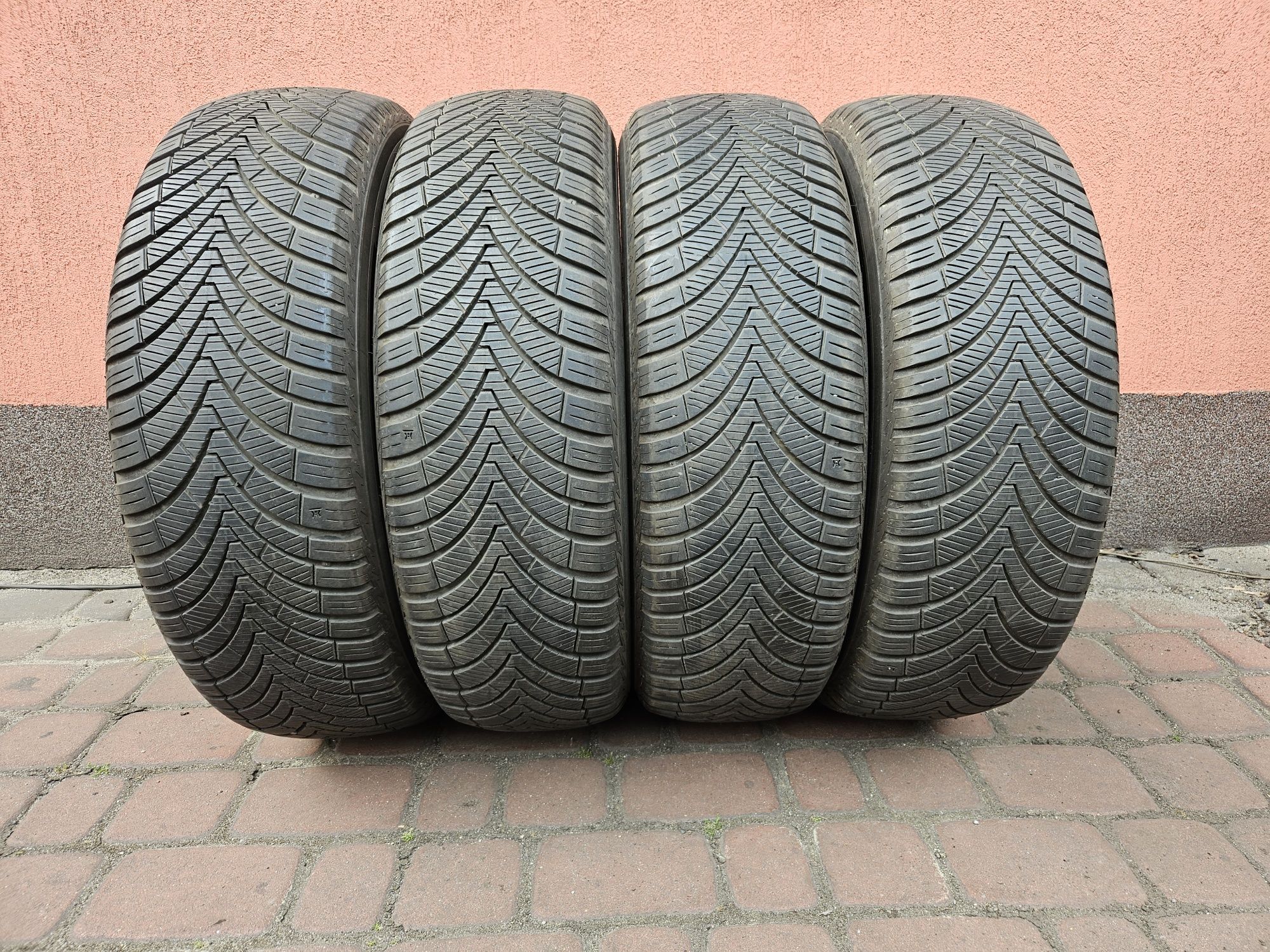 215 70 R16 Całoroczne Kumho Solus HA32 SUV  6mm 4szt