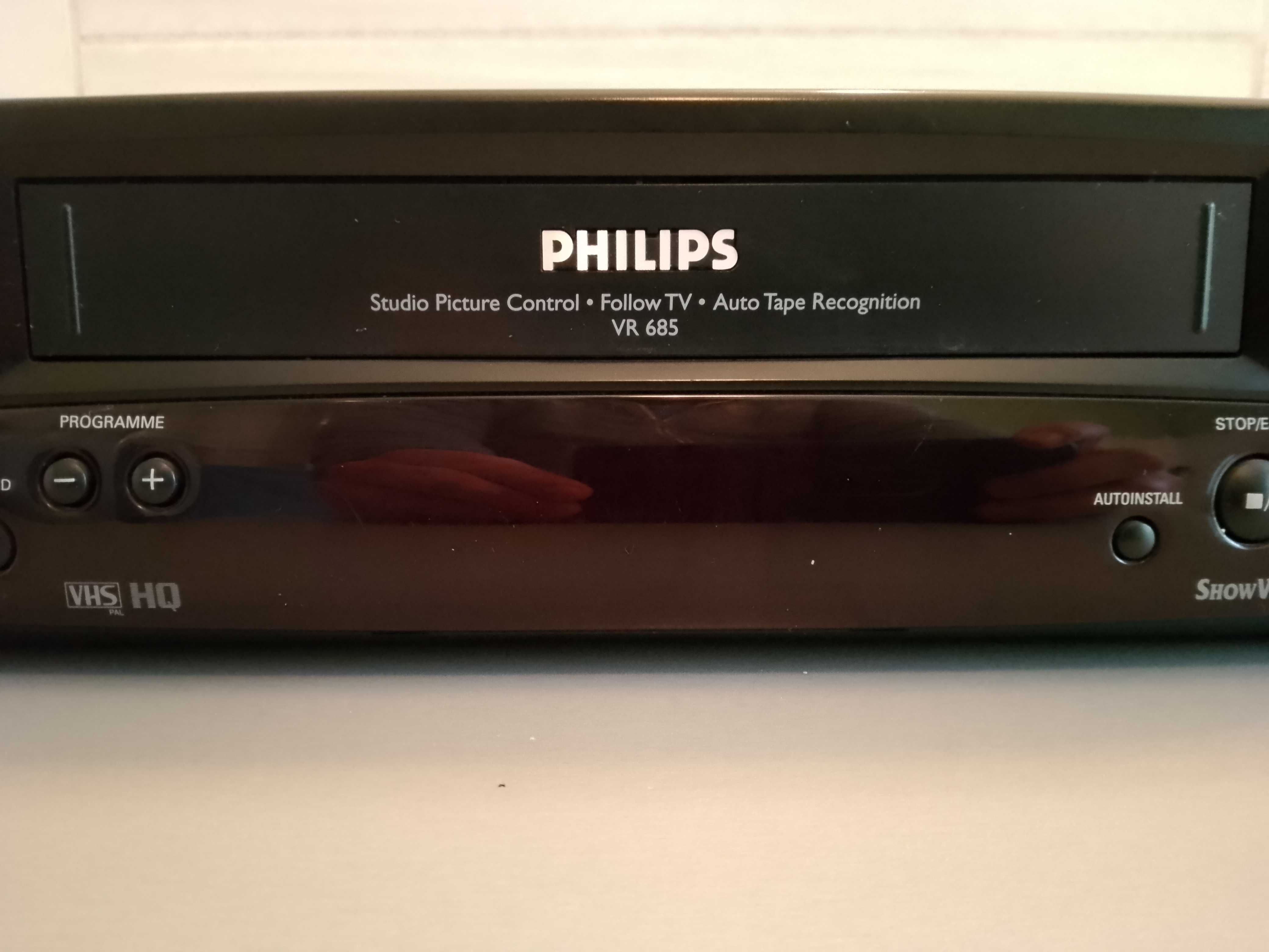 Magnetowid Philips VR 685 wraz z oryginalnym pilotem. Uszkodzony.