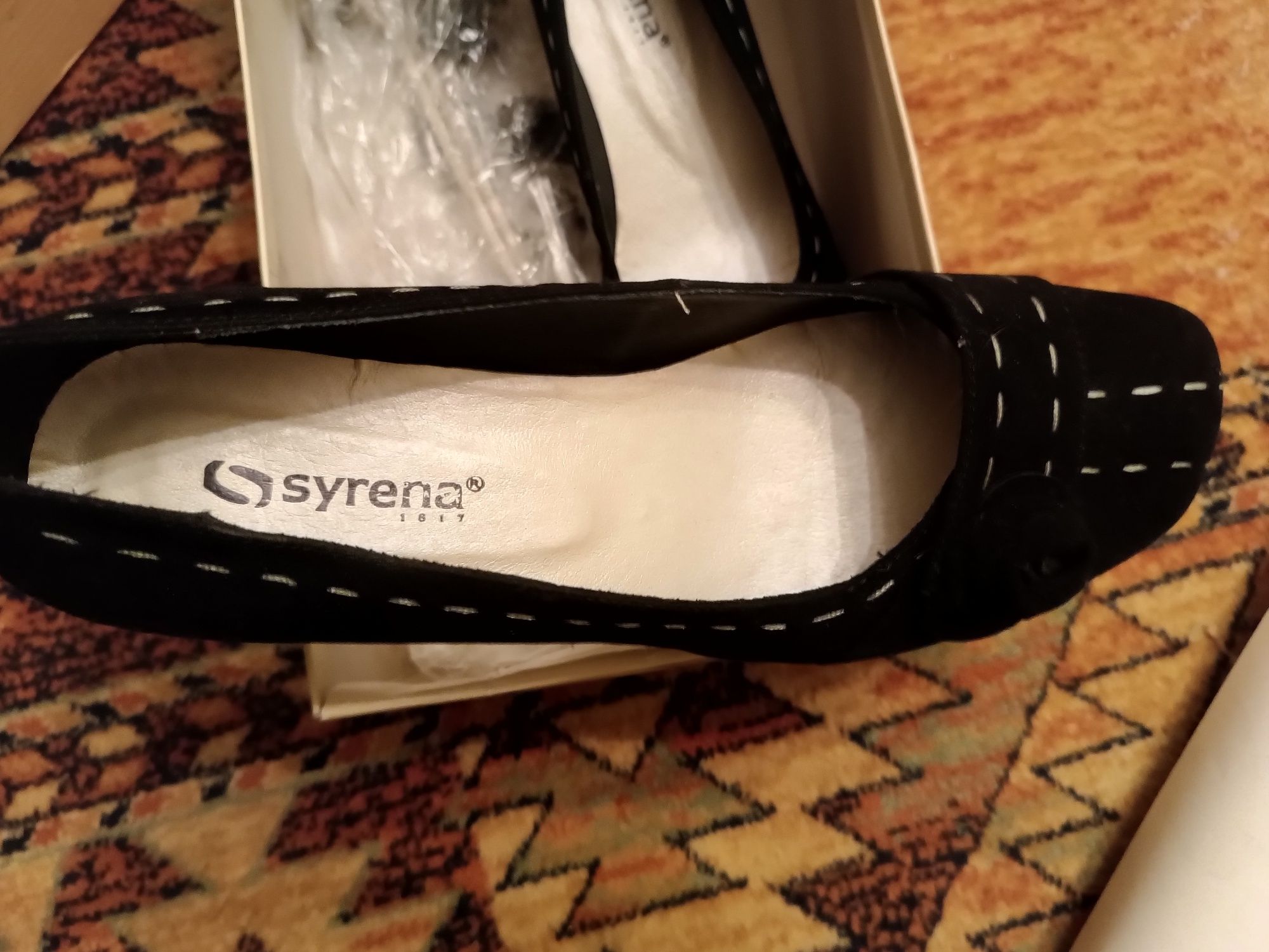Czarne buty, czółenka, na obcasie z ozdobnym kwiatkiem, Syrena