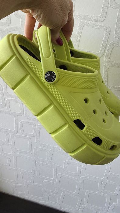 Крутые кроксы салатового цвета