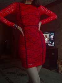 Яскрава червона сукня