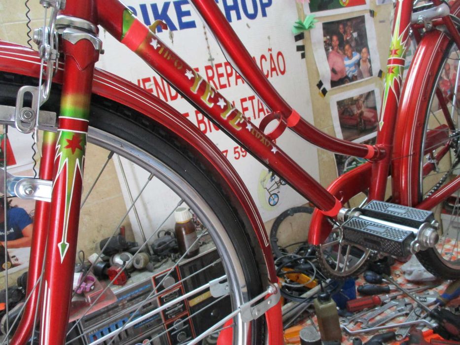 Bicicleta Senhora Pasteleira VERMELHA YÉ-YÉ c/ mudanças VINTAGE