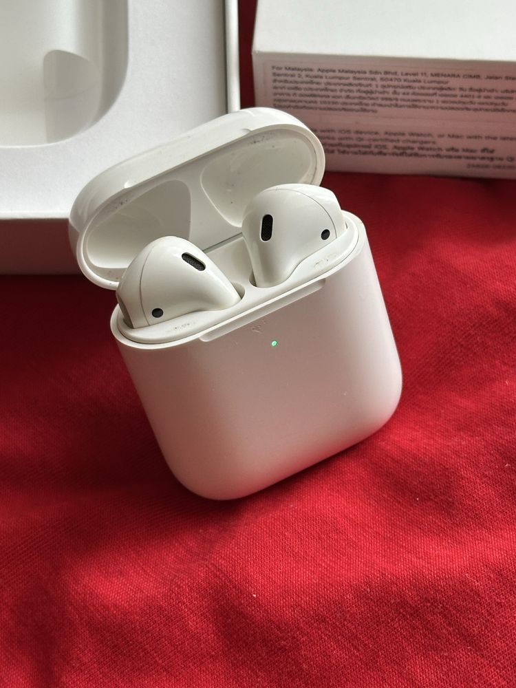 Apple AirPods 2nd generation with Charging Case