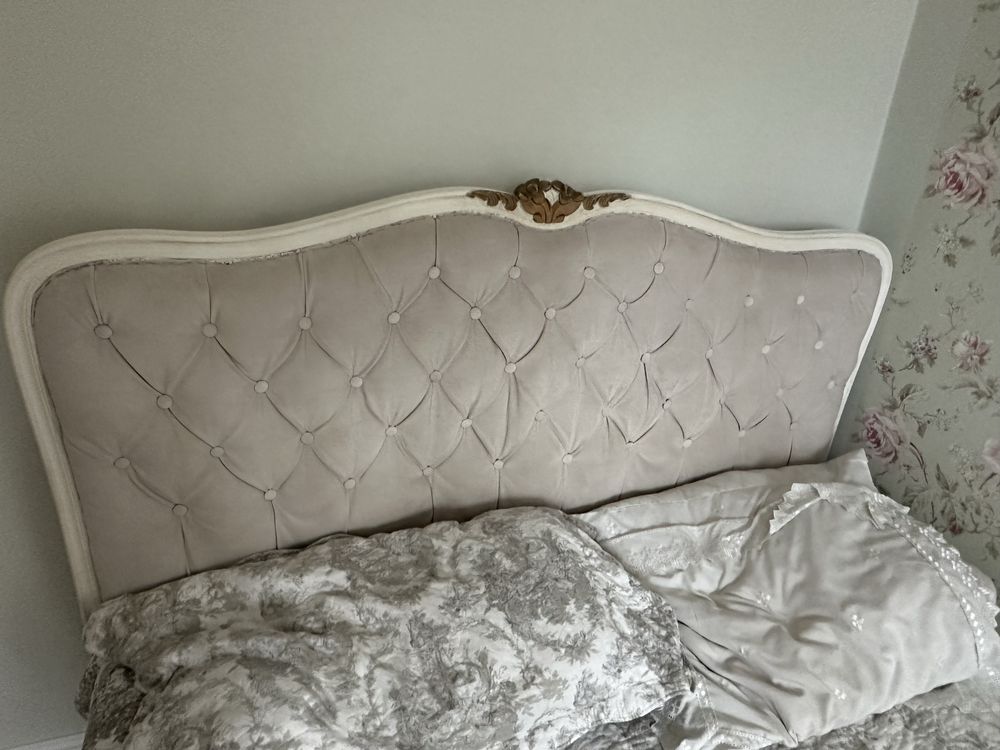Łóżko ludwikowskie Ludwik XV białe z szarym obiciem 140x200cm