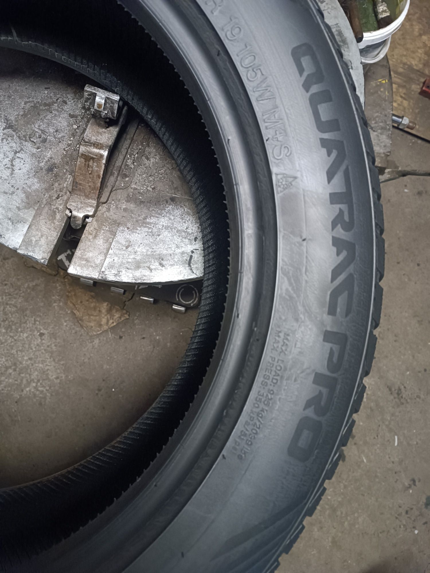 Sprzedam bardzo ładne Opony Vredestein 235/55 r19