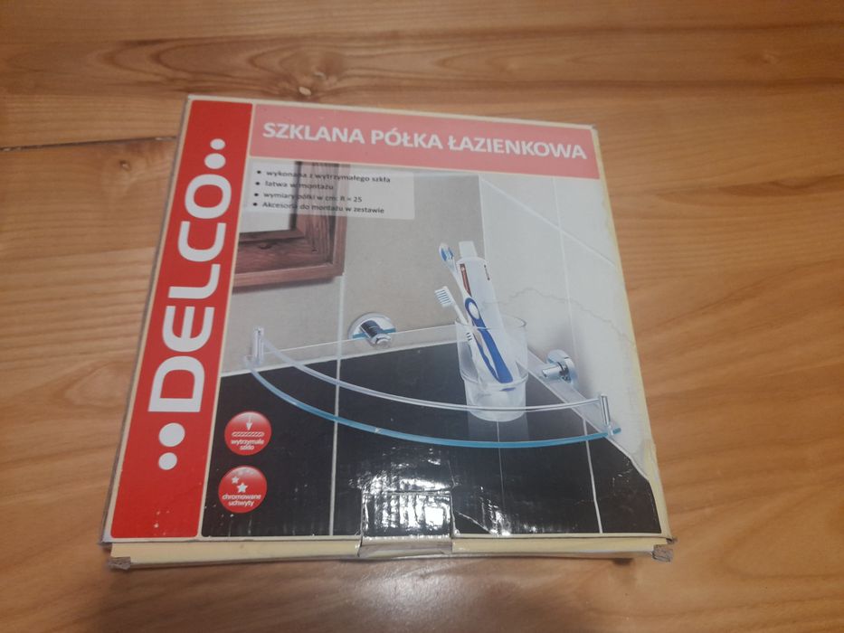 Szklana półka narożna