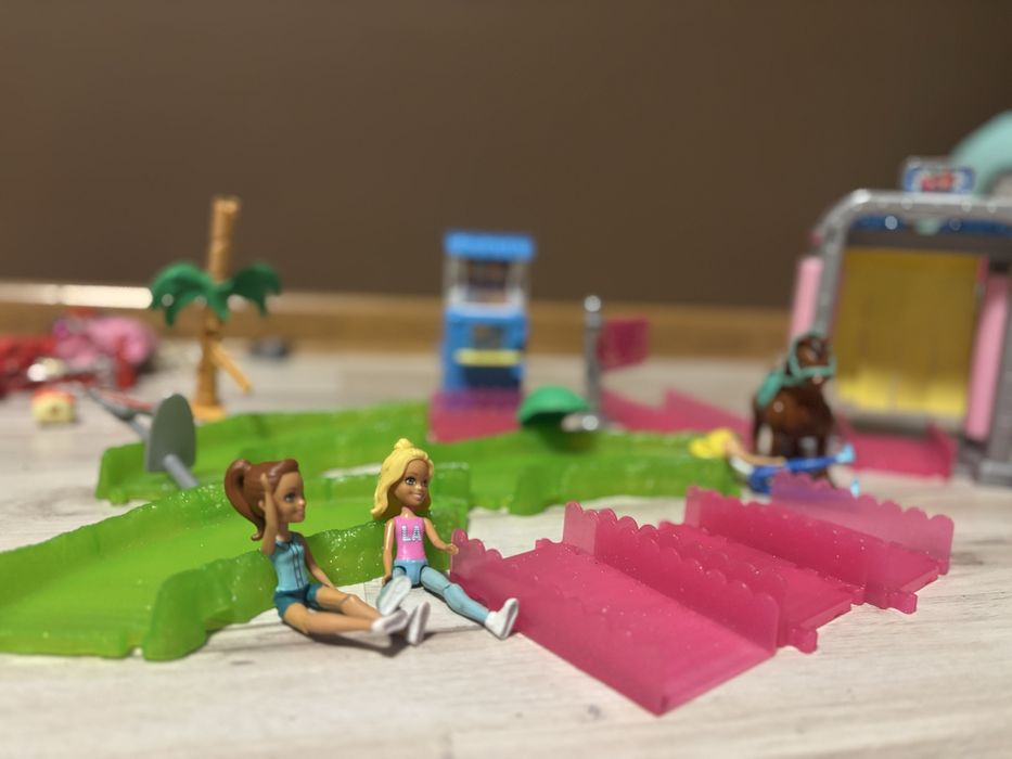 Barbie tor, uzywany z 3 lalkami i 3 autkami na zjdeciu są 4 zestawy .