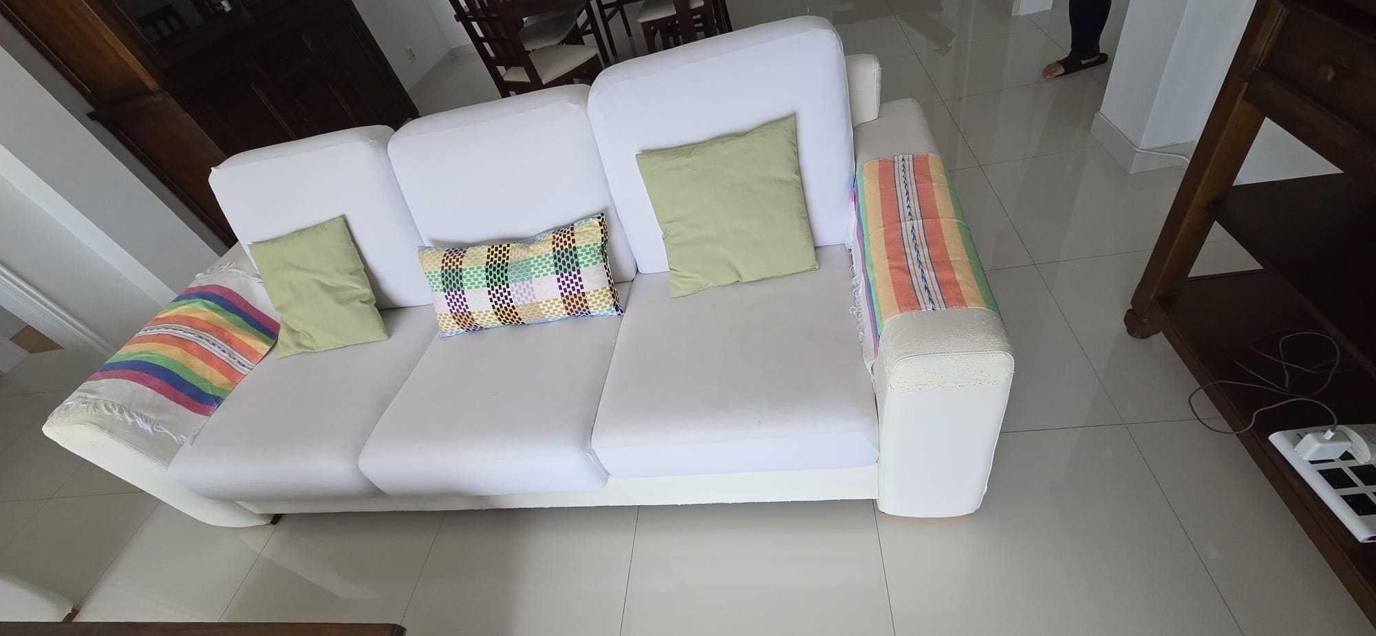 Todos os móveis em bom estado e ótimos preços.