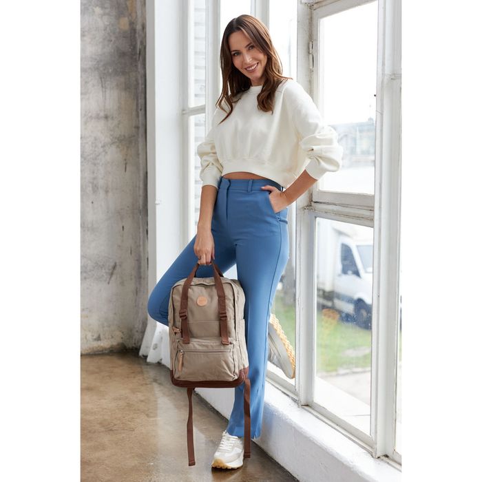 beżowo-brązowy, praktyczny plecak miejski zawieszony na regulowanych