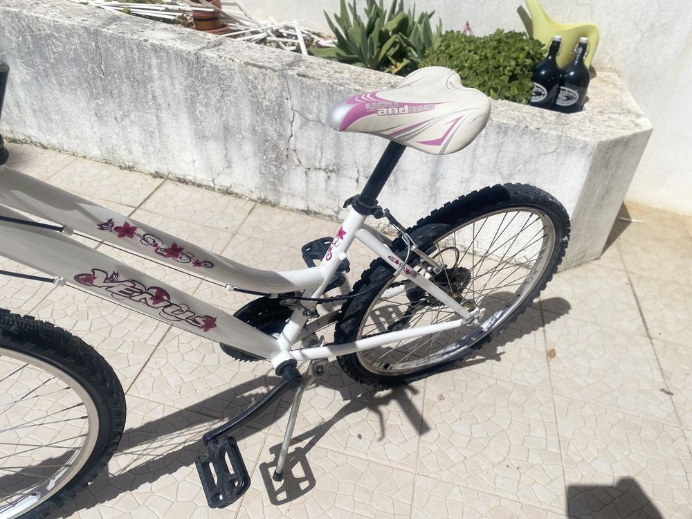 Bicicleta crianca rosa e branca