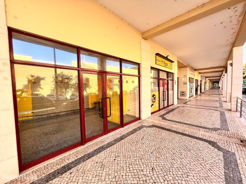 Vende-se duas lojas em Coimbra Vale das Flores.