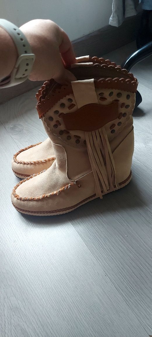 Botas bejes com franjas