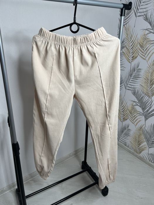 Костюм молочного кольору