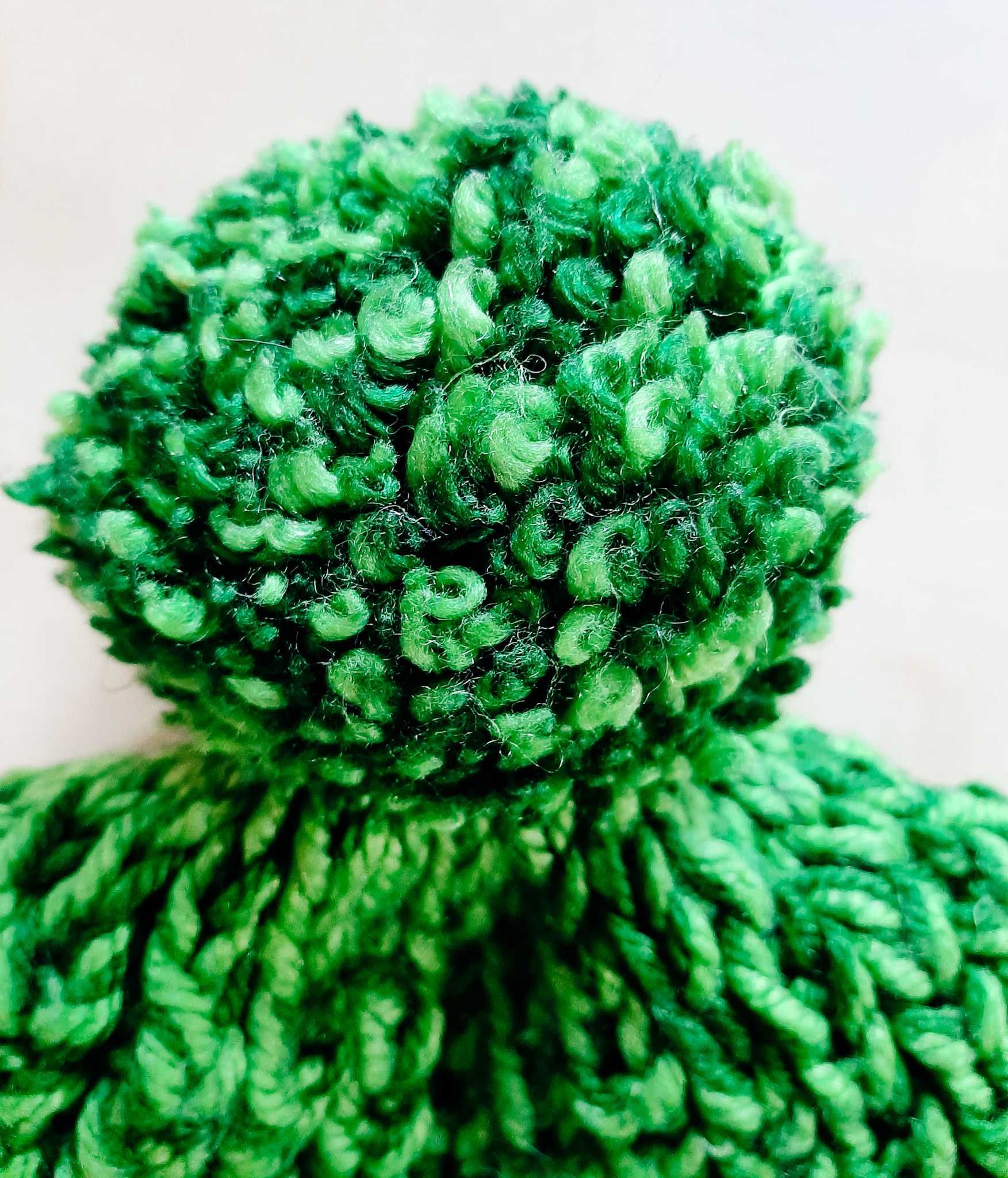 Zielona czapka z pomponem ręcznie robiona marki "Brain Inside"