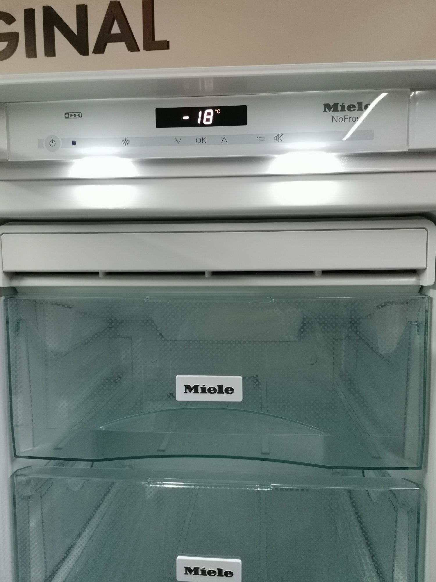 Морозильна камера Miele FNS37402i