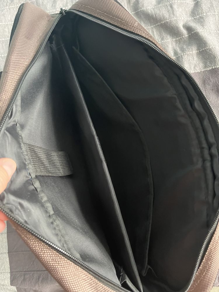 Czarna teczka na dokumenty laptop