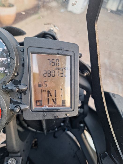 Moto BWM  branca GS 700