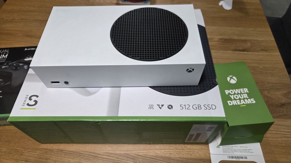 Xbox Series S + 2 pady i ladowarka+aku, pelen zestaw.