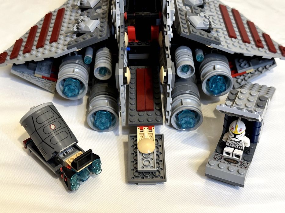 LEGO STAR WARS 8039 Venator-Class Republic Attack Cruiser - Kompletny