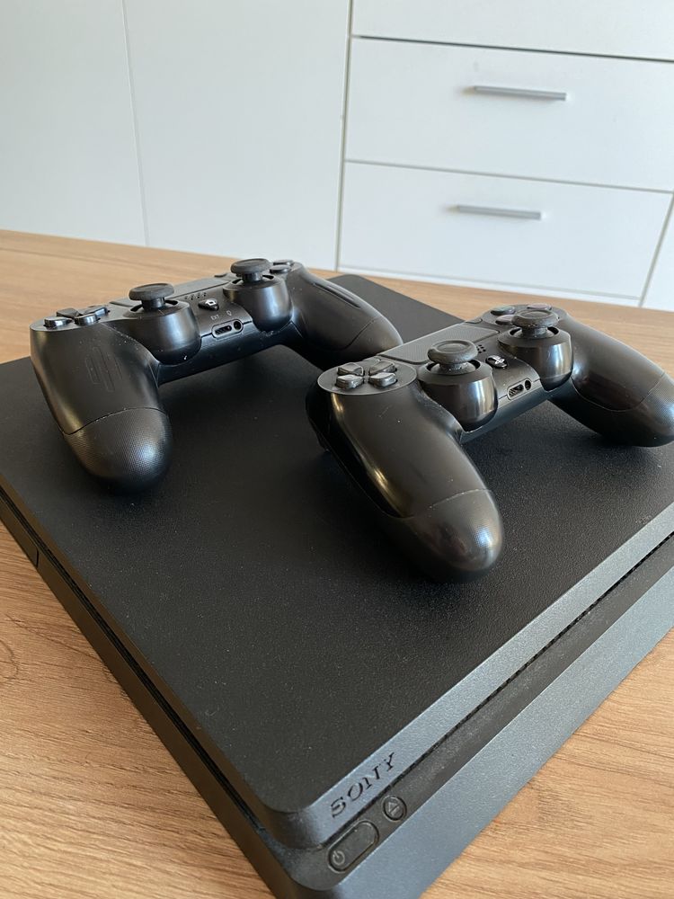 Playstation 4 Slim 1 TB + 2 pady