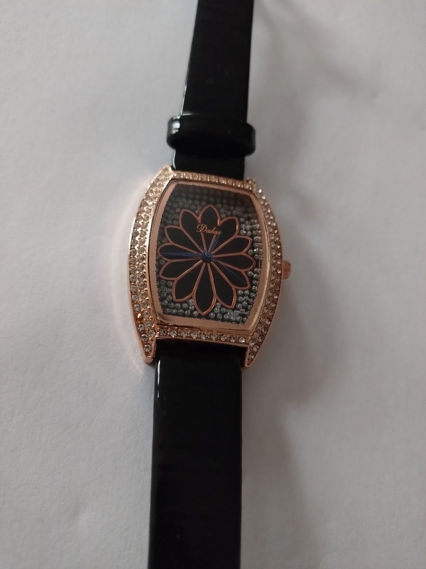 Zegarek damski Dalas tarcza cyrkonie czarny pasek lakierowany
