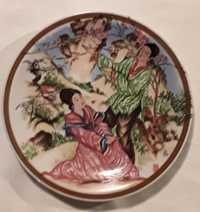 Antigo prato decorativo em porcelana, com motivos chineses