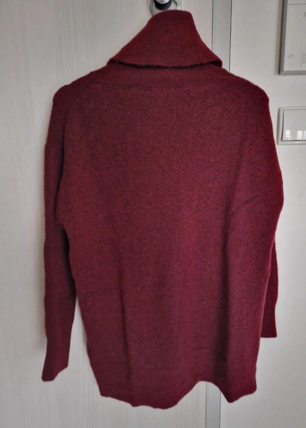 Bordowy sweter z golfem Massimo Dutti