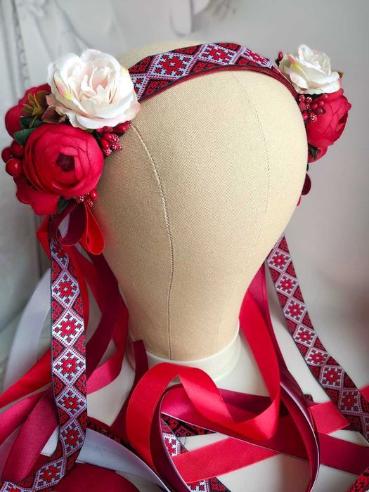 Чільце українське, червоно-кремове, зі стрічками
