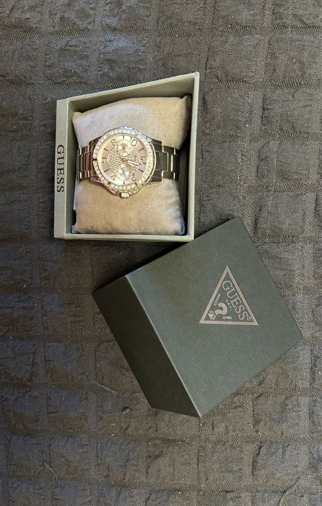 Женские наручные часы GUESS