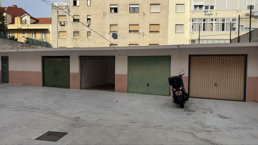 Garagem e espaço de estacionamento