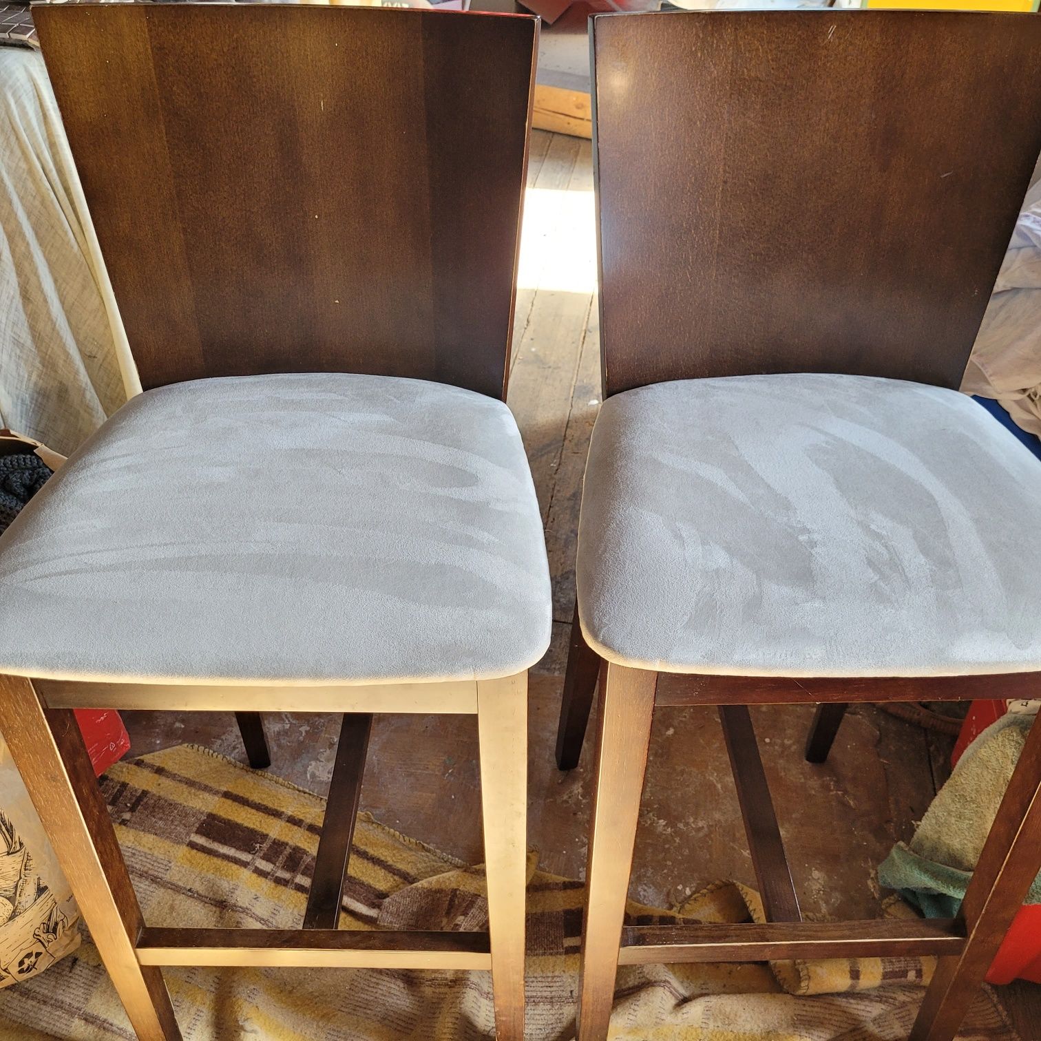 Dwa krzesła hokery