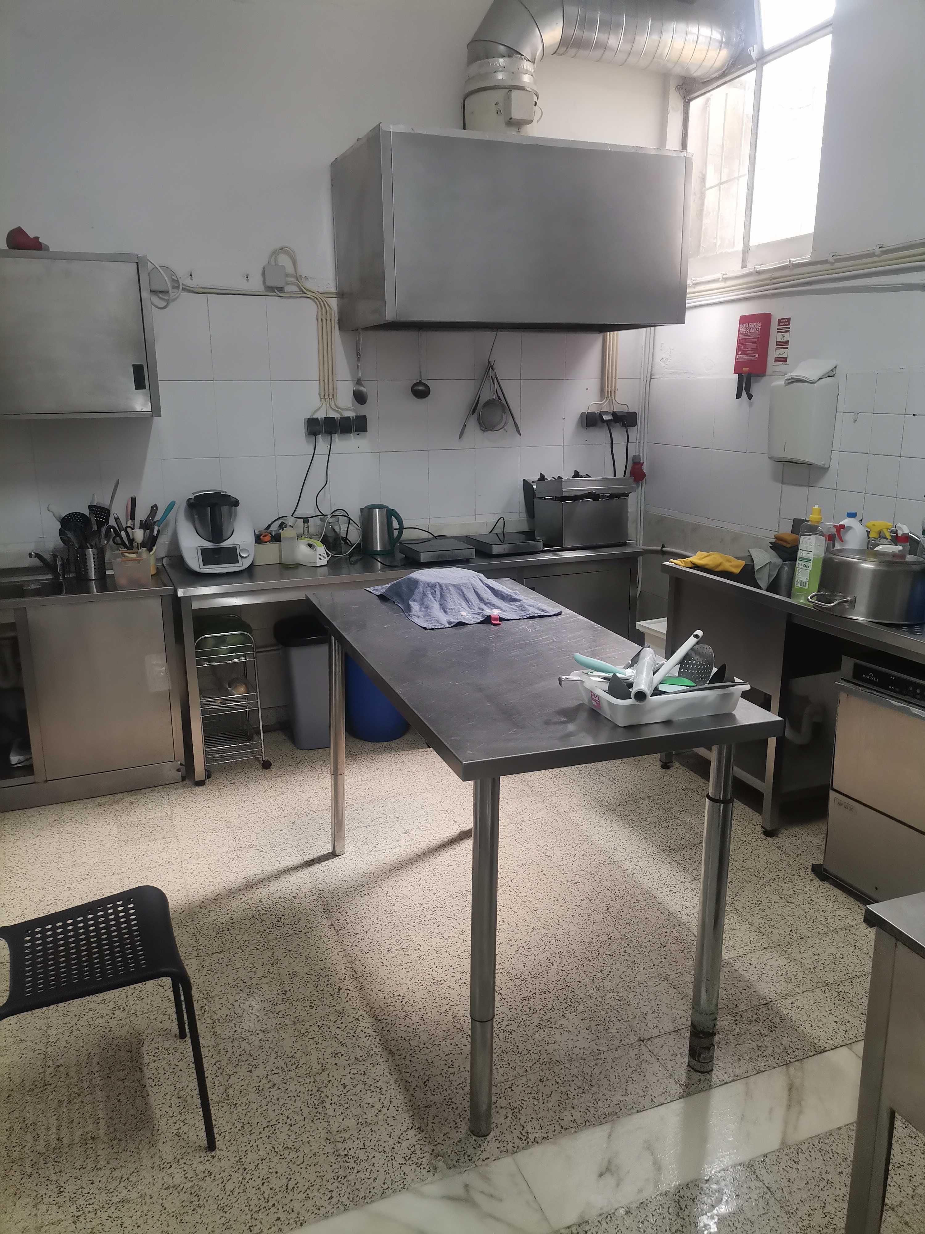 Loja com cozinha para arrendar Nova Oeiras