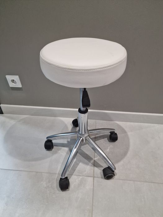 Taboret kosmetyczny na kółkach i podnoszony