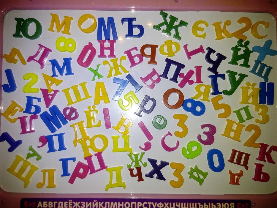 Алфавіт (азбука) на магнітиках.