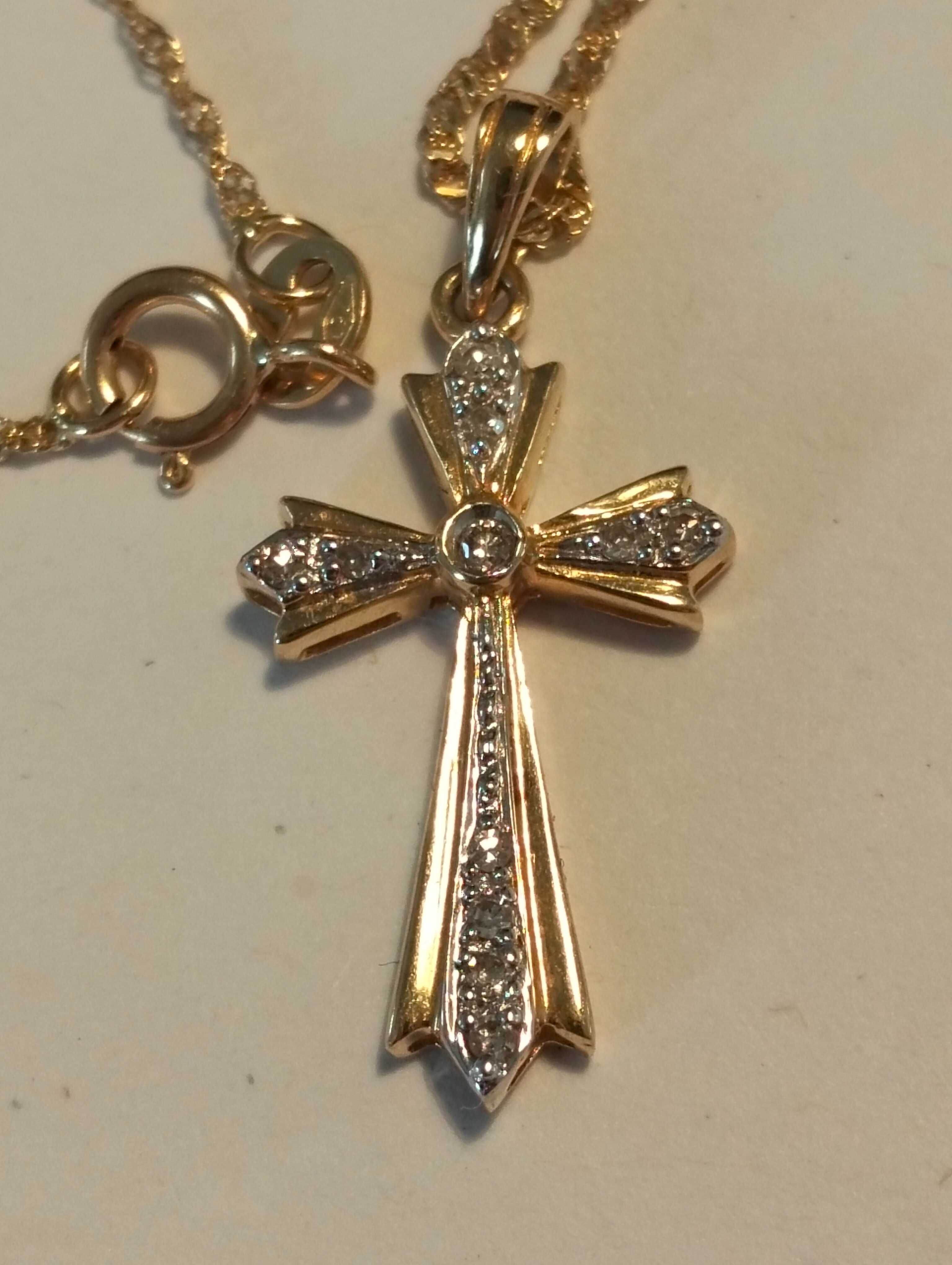 18 ct. Złoty krzyżyk z brylantami plus łańcuszek