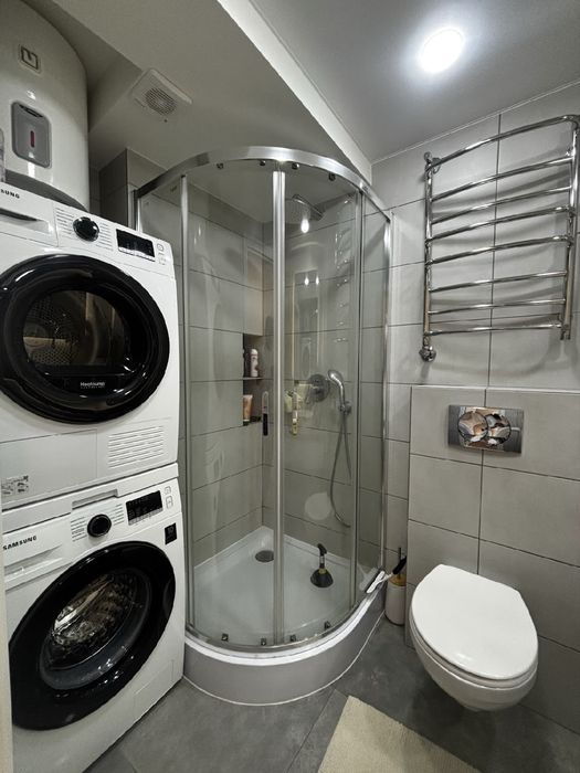 Центр міста! Сучасна трикімнатна квартира.