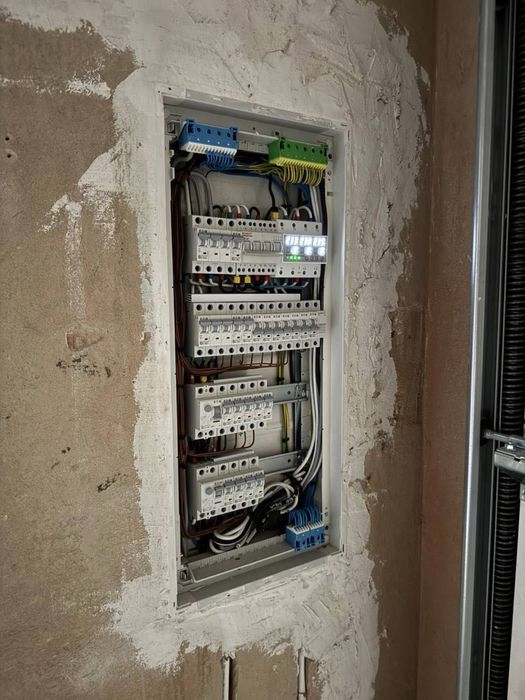 Готовий котедж з гаражем, усіма комунікаціями та усіма чорновими робот