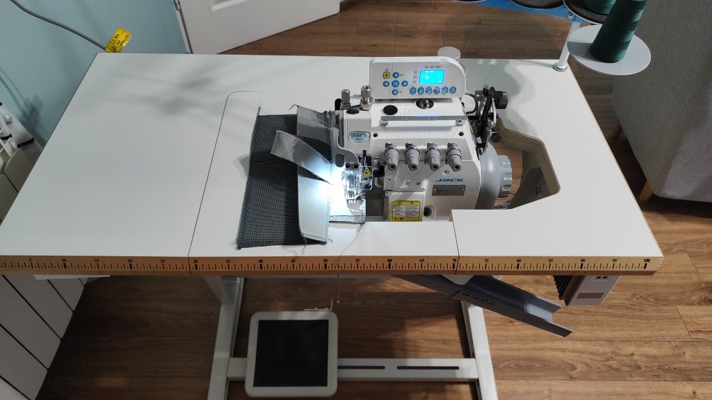 Owerlok Jack automat do średnich i ciężkich materiałów