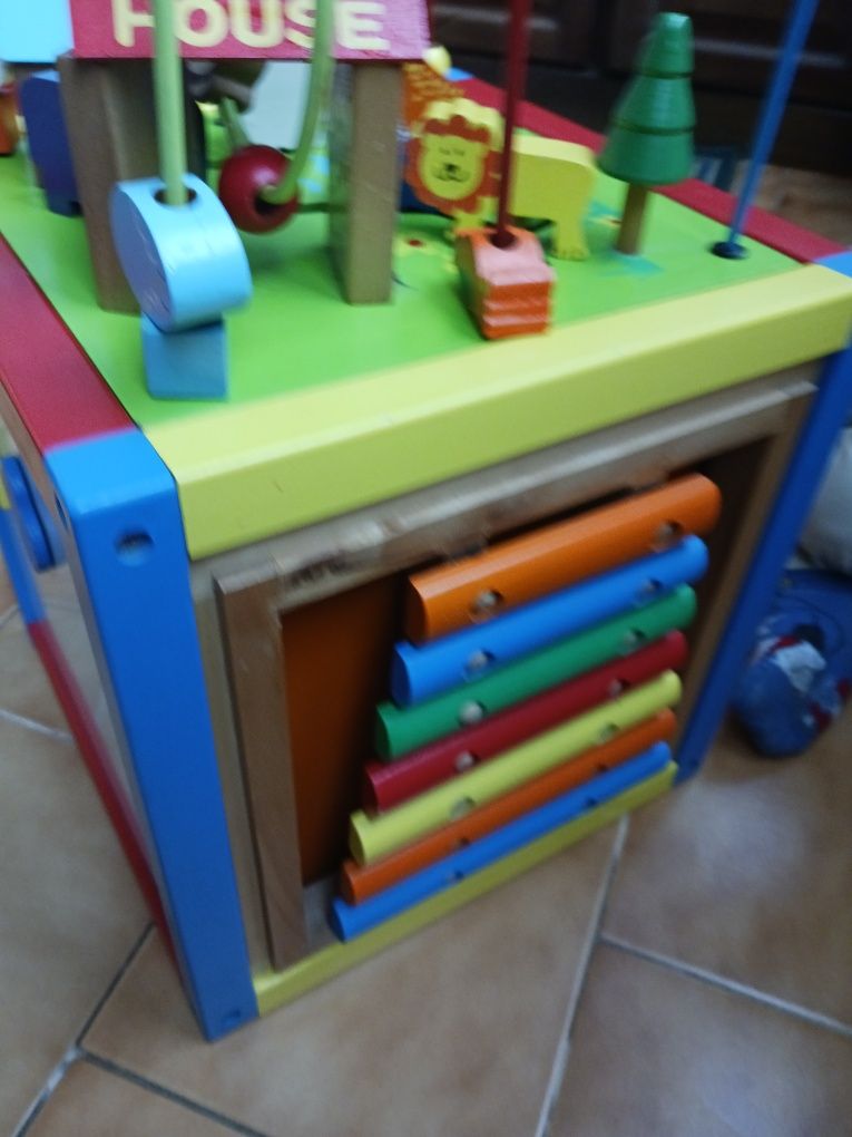 Cubo de atividades Montessori