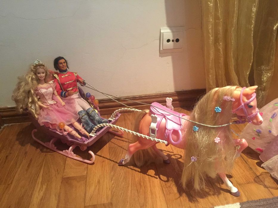 Barbie Rapunzel e Barbie Quebra Nozes com carruagem