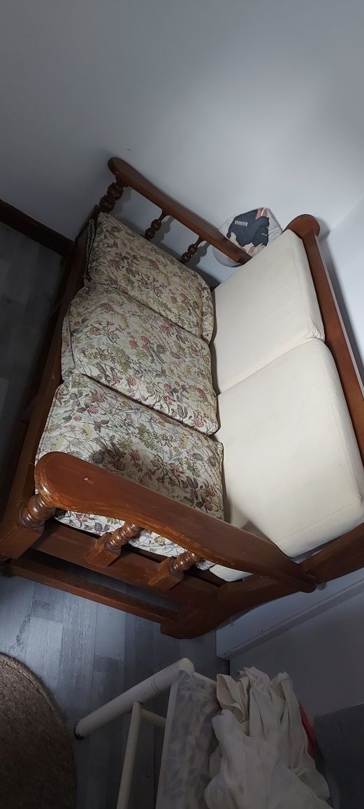 vendo sofa 3 lugares usado .em otimo estado conservaçao todo madeira