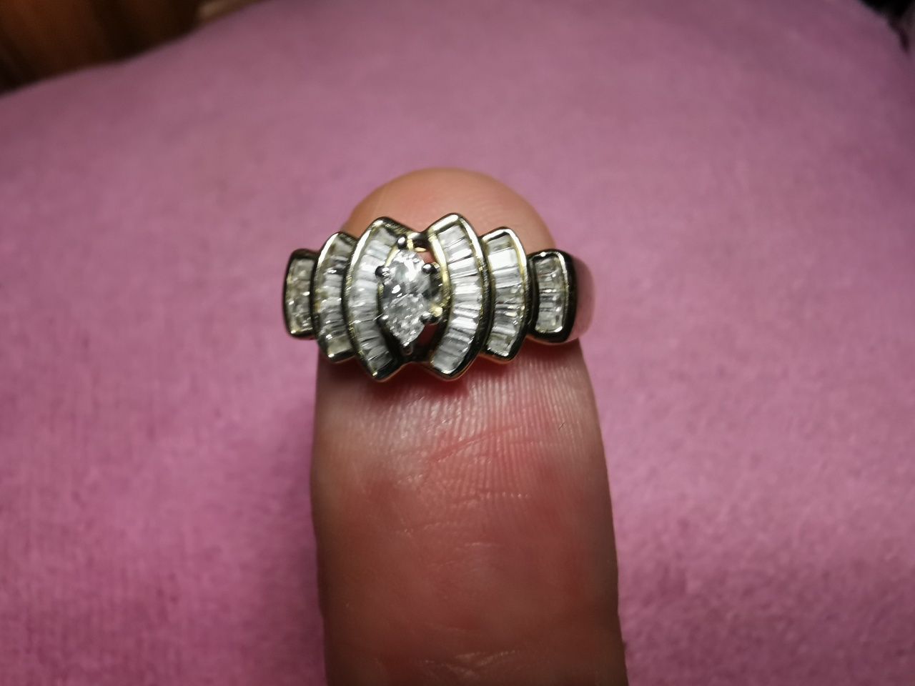 Exclusive Złoty pierścionek wysadzany diamentami 0.6 ct.