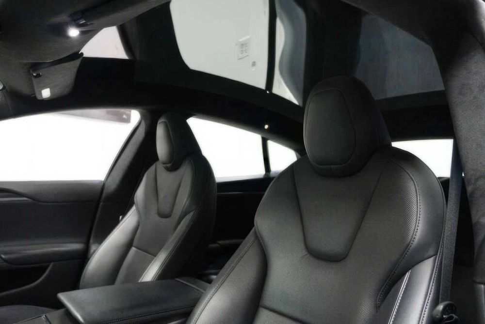Tesla Model S Plaid      2022