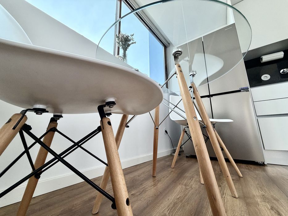 Mesa de vidro com 2 cadeiras