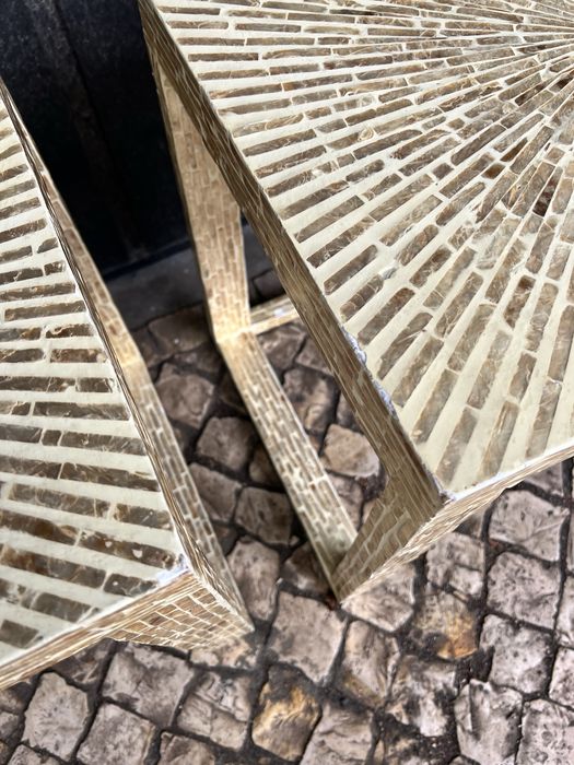 2 mesas de cabeceira/apoio estilo madrepérola