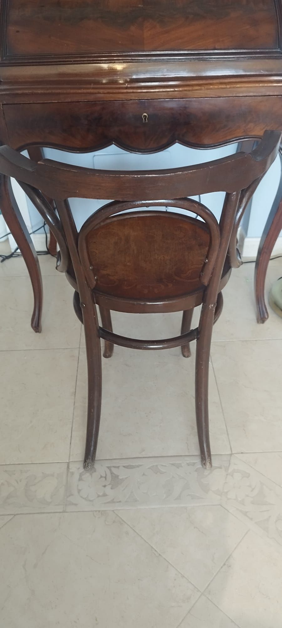 Escrivaninha antiga com cadeira em estilo romântico